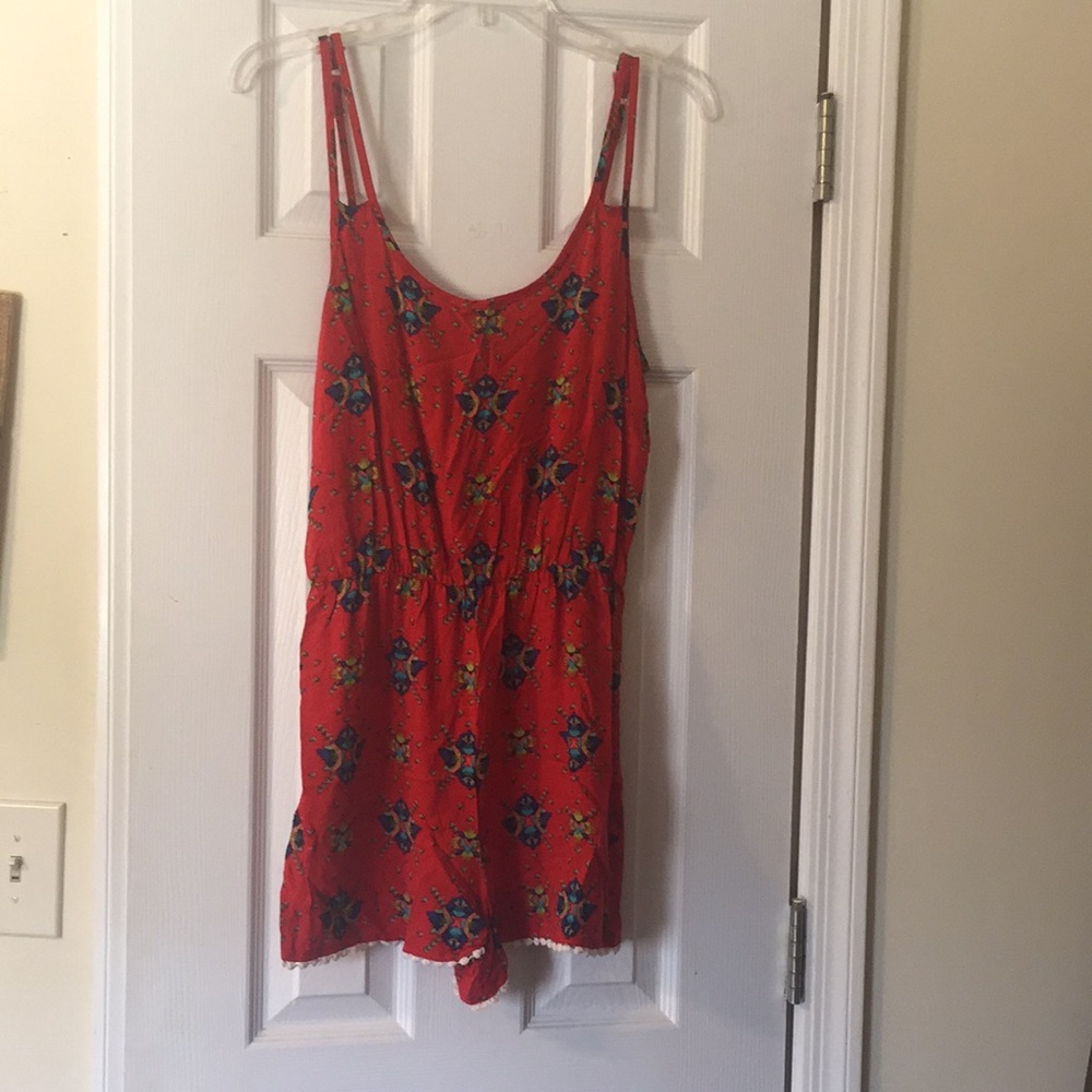 Scoop neck patterned romper with lace trim